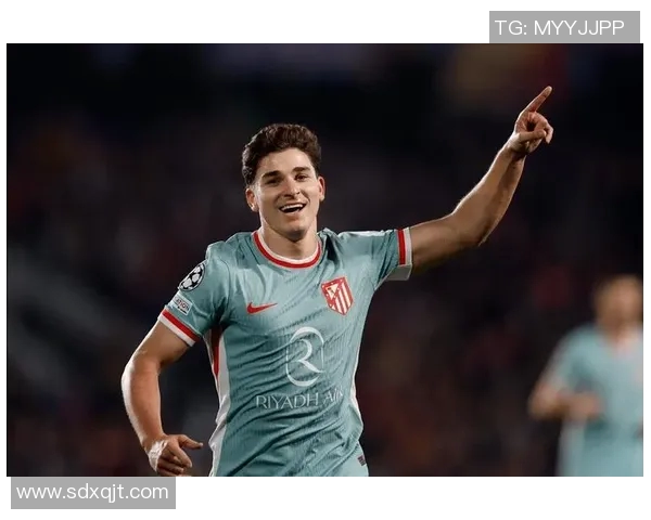 足球球星圆月弯刀技艺揭秘:如何通过精准弯曲打破防守壁垒